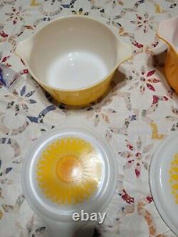 3 plats à gratin couverts en verre Pyrex vintage jaune et orange avec motif de tournesol et marguerite.